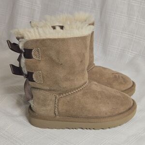 UGG Bailey Bow II Boots Little Girls Size 9 Brown  Suede Shearling Bows  GUC